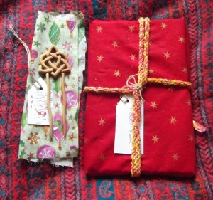 wrap Xmas gifts in cloth
